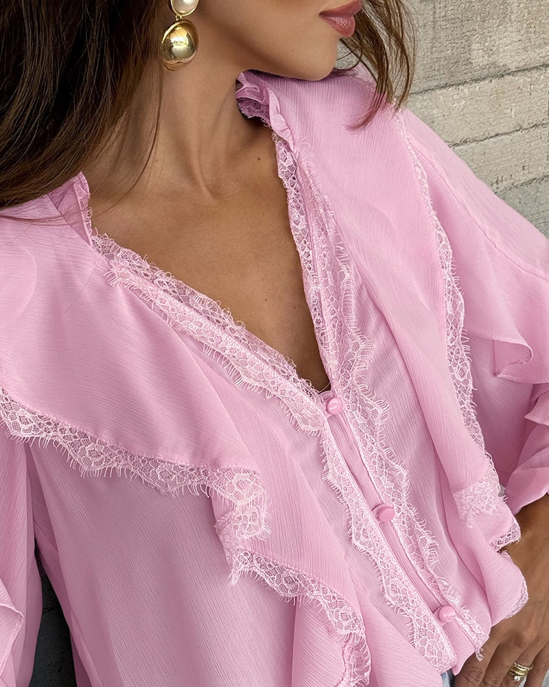 Blusa de escote en V de manga larga con botones frontales, encaje de pestaña, paneles patchwork y volantes, semi-transparente