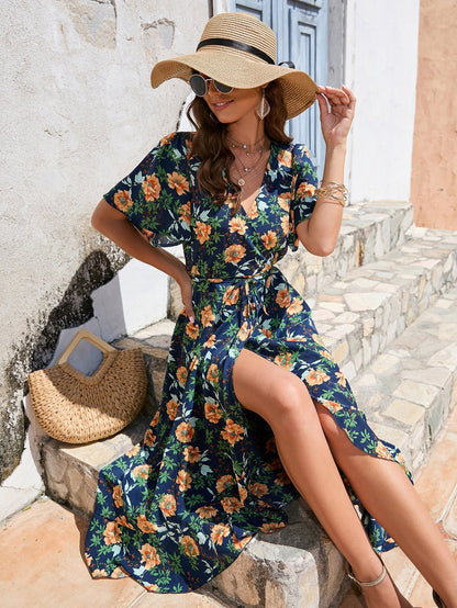 Vestido de playa con escote en V y mangas cortas, con una silueta de cintura alta favorecedora.