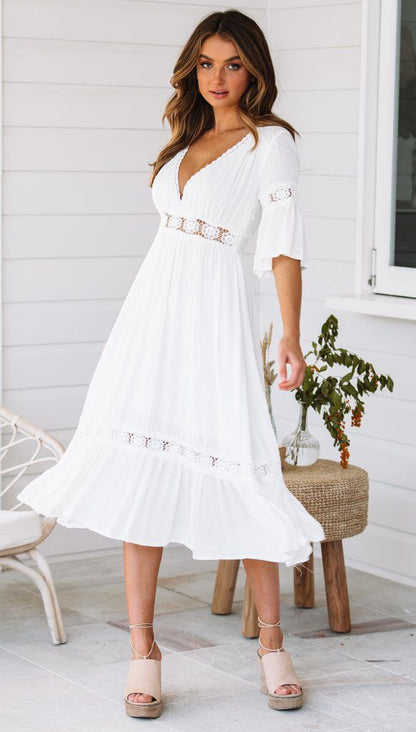 Vestido blanco de encaje con escote en V y dobladillo con volantes