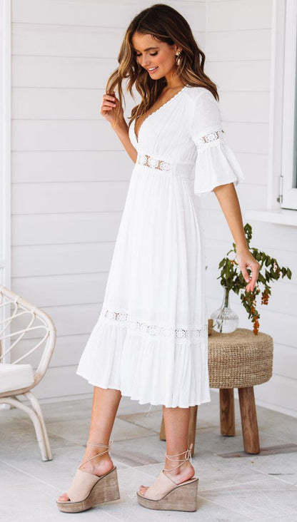 Vestido blanco de encaje con escote en V y dobladillo con volantes