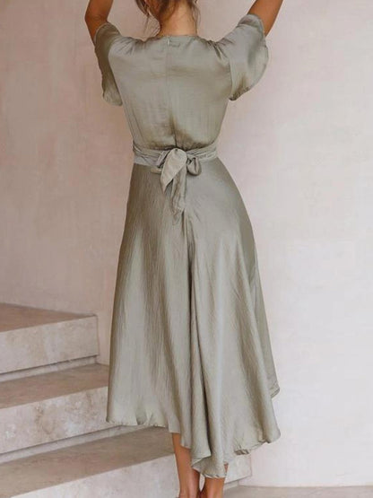Vestido maxi envolvente de satén verde salvia con recorte frontal y torcedura