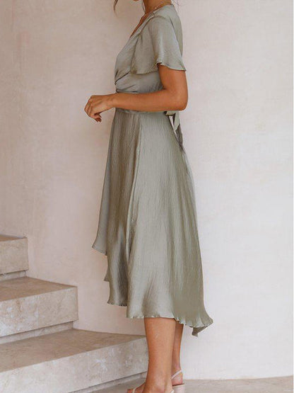 Vestido maxi envolvente de satén verde salvia con recorte frontal y torcedura