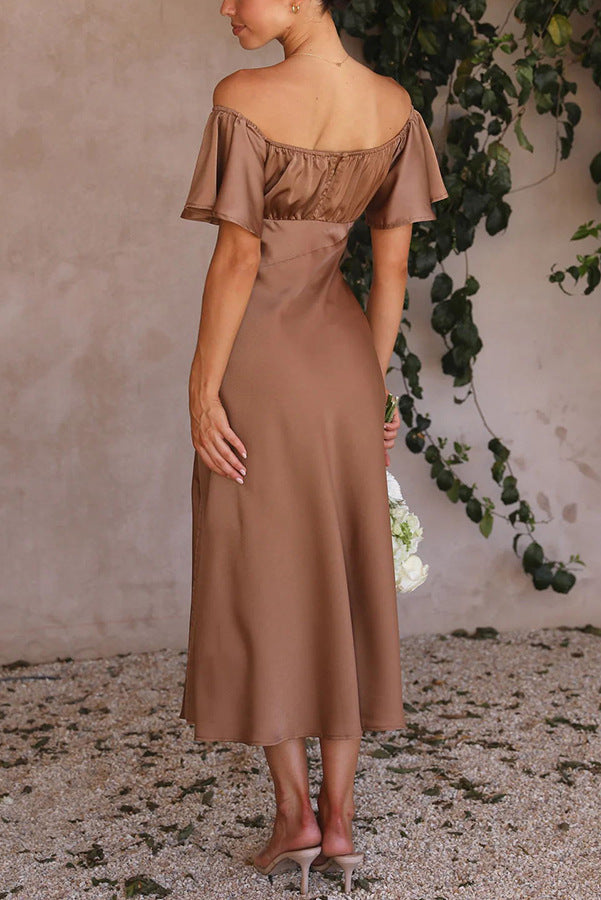 Vestido midi elegante sin hombros con manga volante y abertura lateral