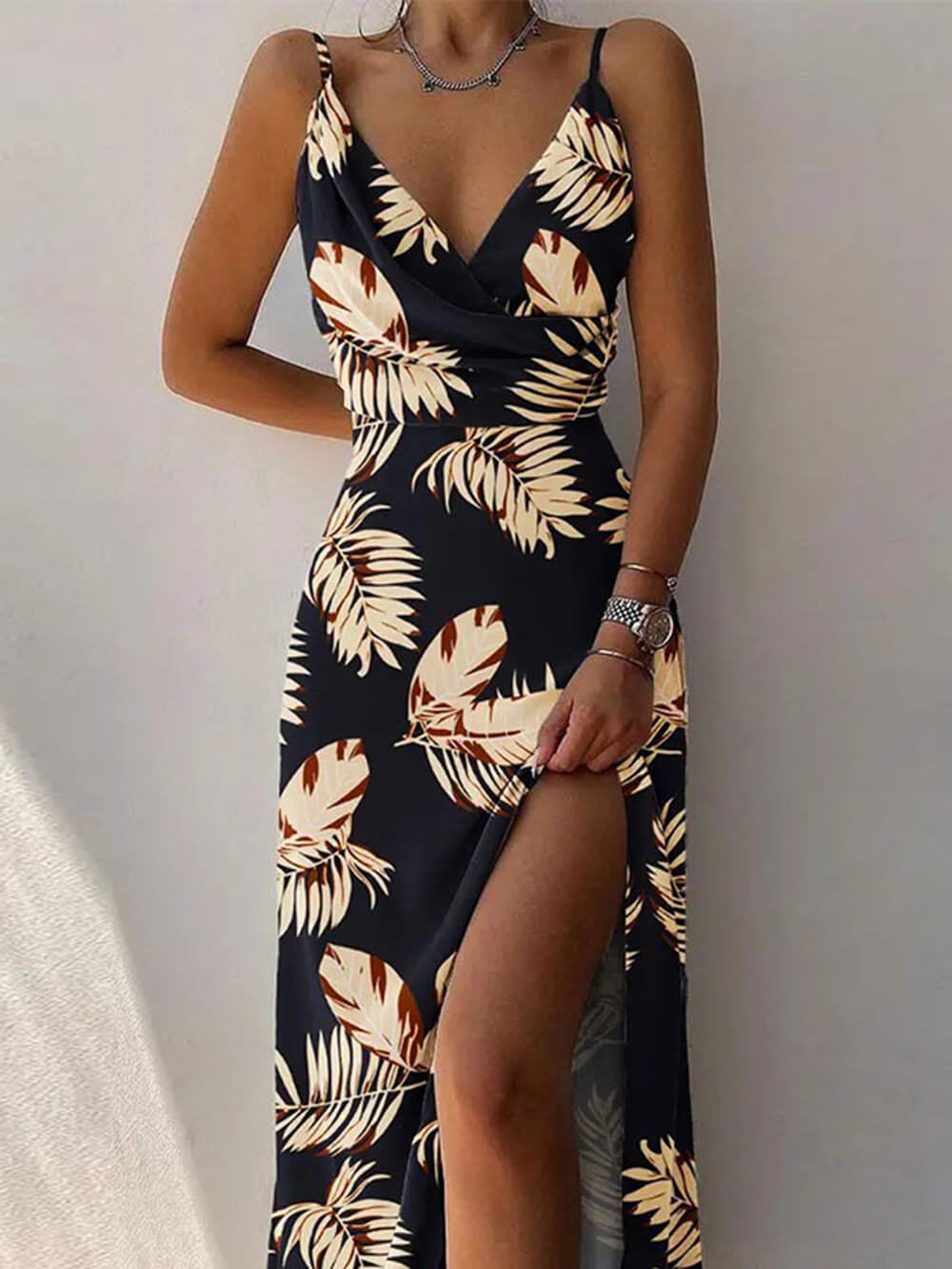 Vestido plisado estampado elegante y único con tirantes finos y abertura lateral
