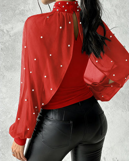 Top ajustado de chiffon con cuello alto, drapeado y manga capa; paneles entrelazados, fruncido y espalda con recorte; con perlas decorativas
