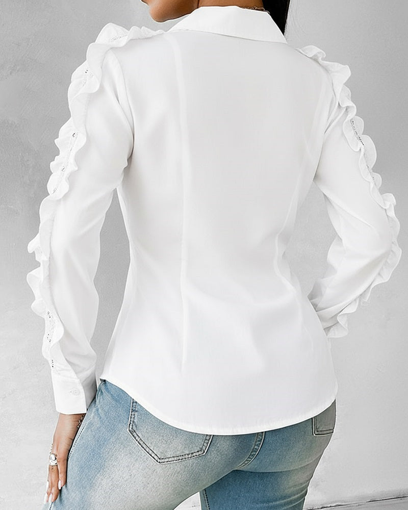 Blusa de manga larga con cuello doblado, volantes y diseño calado, botones frontales y dobladillo asimétrico