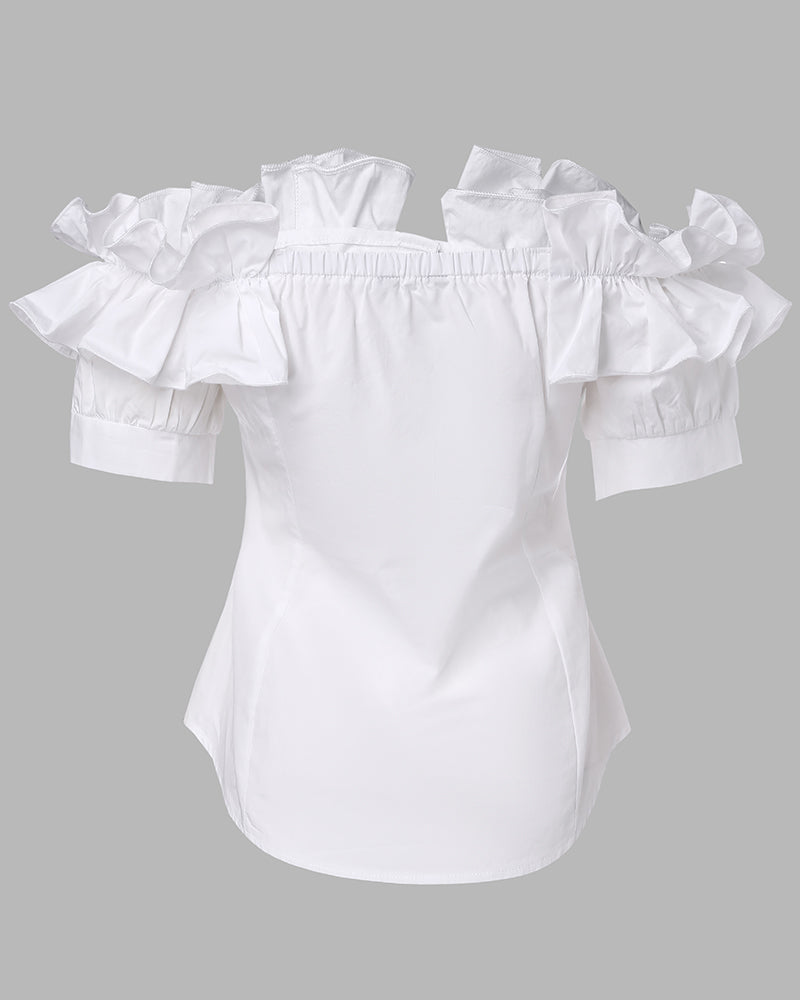 Blusa de hombros descubiertos con volantes, manga corta, botones al frente y dobladillo asimétrico