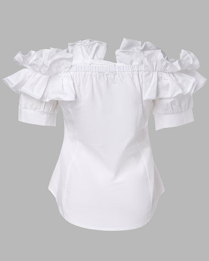 Blusa de hombros descubiertos con volantes, manga corta, botones al frente y dobladillo asimétrico