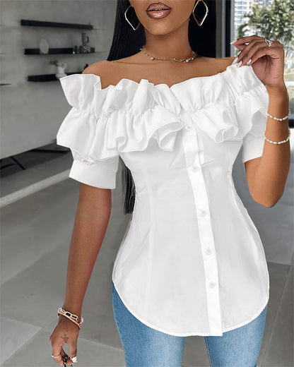 Blusa de hombros descubiertos con volantes, manga corta, botones al frente y dobladillo asimétrico