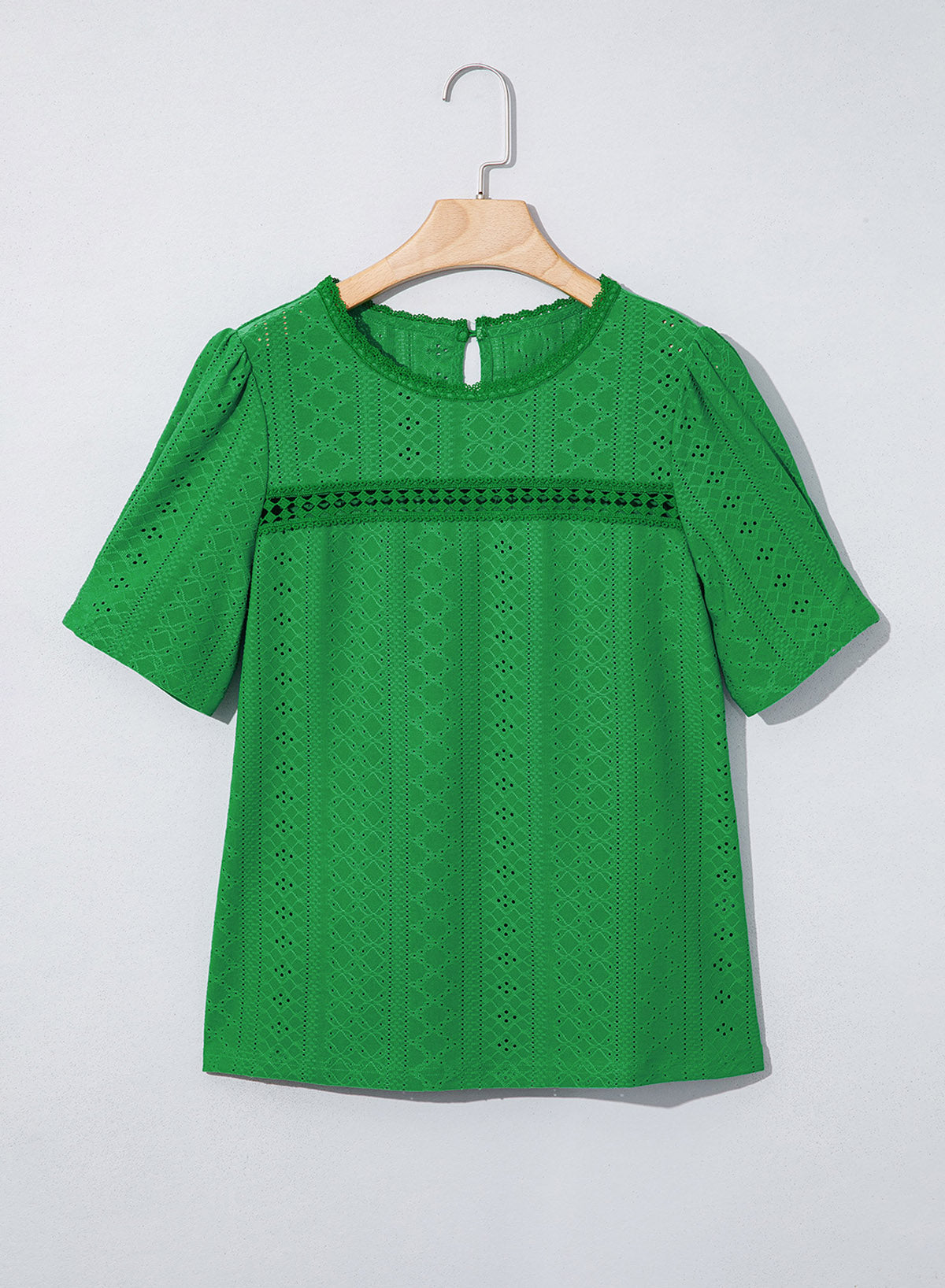 Camiseta de manga corta con cuello redondo y ojales decorativos