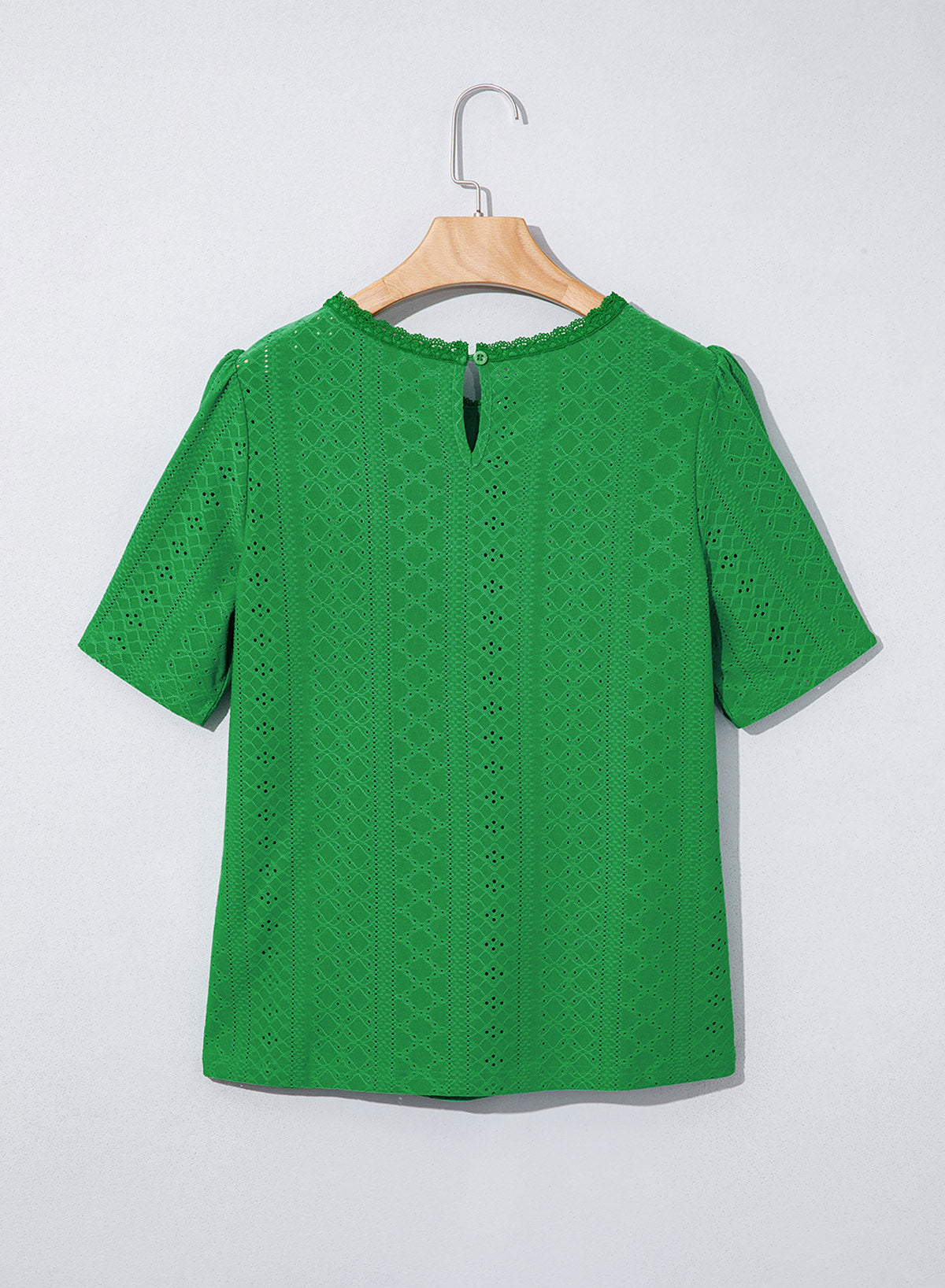 Camiseta de manga corta con cuello redondo y ojales decorativos