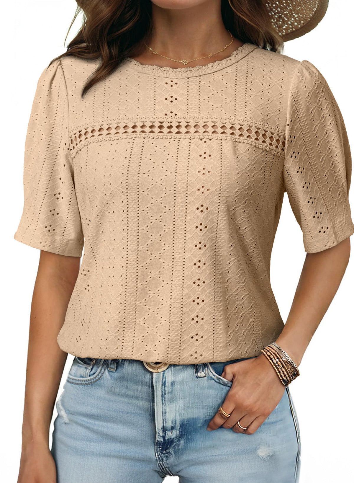 Camiseta de manga corta con cuello redondo y ojales decorativos