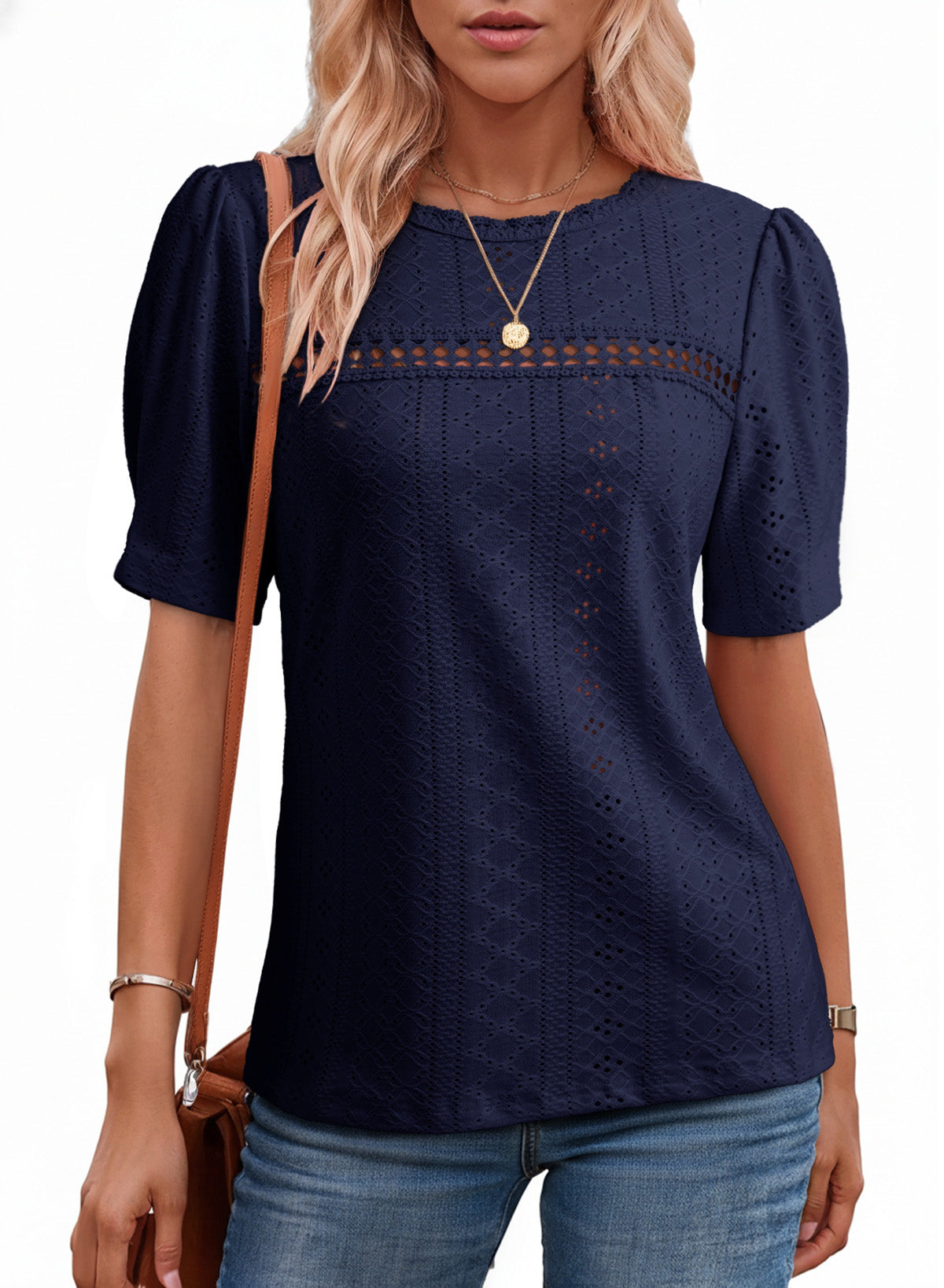 Camiseta de manga corta con cuello redondo y ojales decorativos
