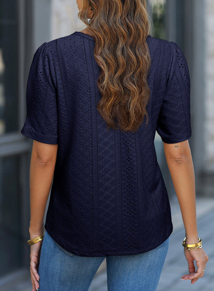 Camiseta de manga corta con cuello redondo y ojales decorativos