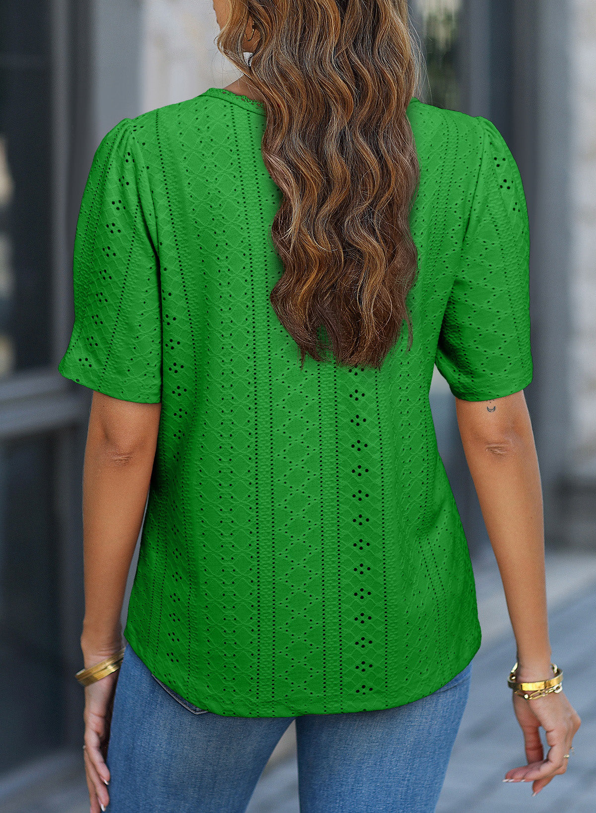 Camiseta de manga corta con cuello redondo y ojales decorativos