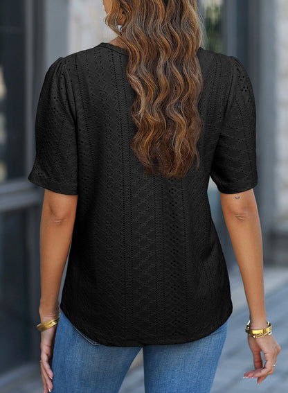Camiseta de manga corta con cuello redondo y ojales decorativos