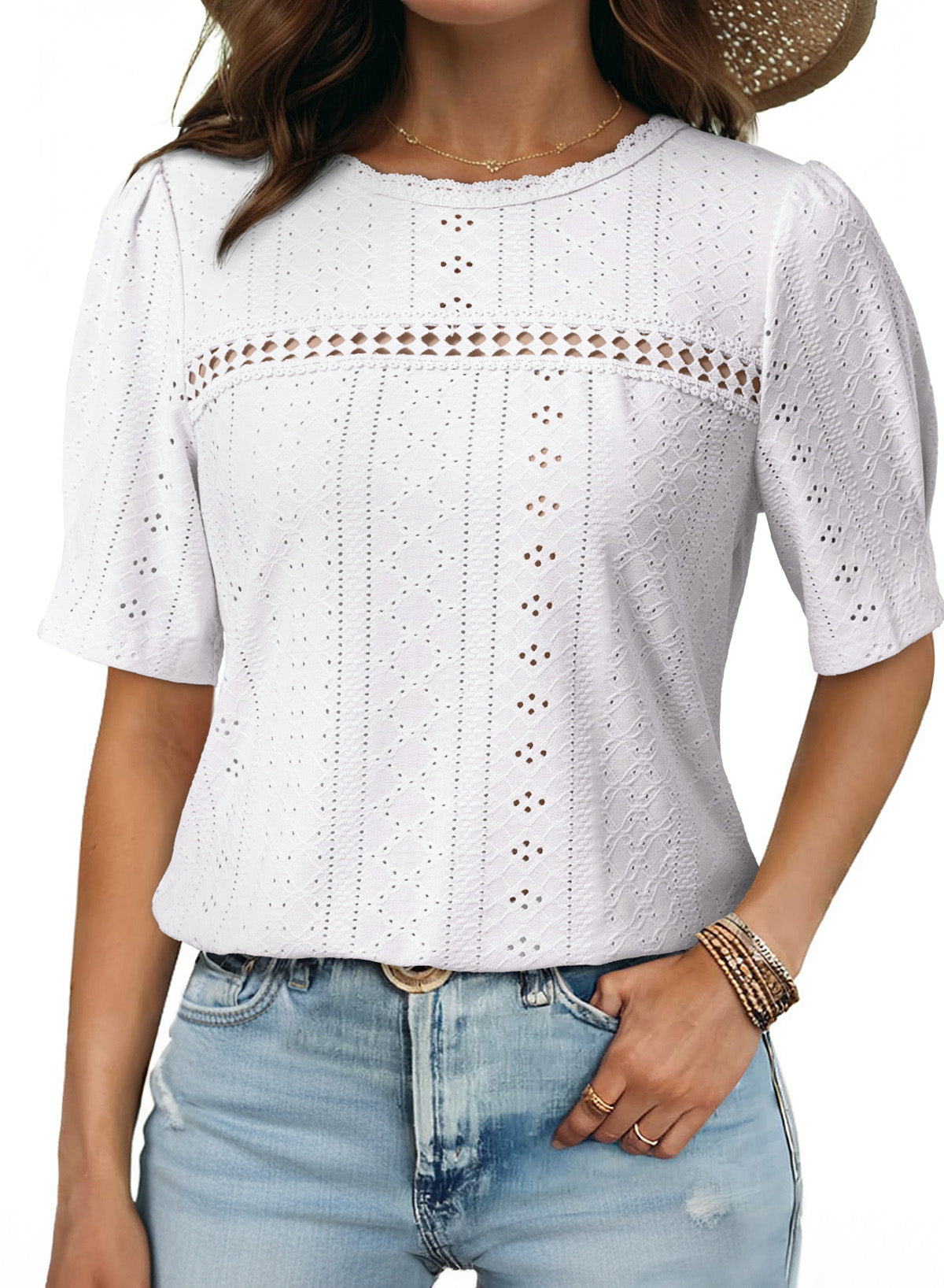 Camiseta de manga corta con cuello redondo y ojales decorativos
