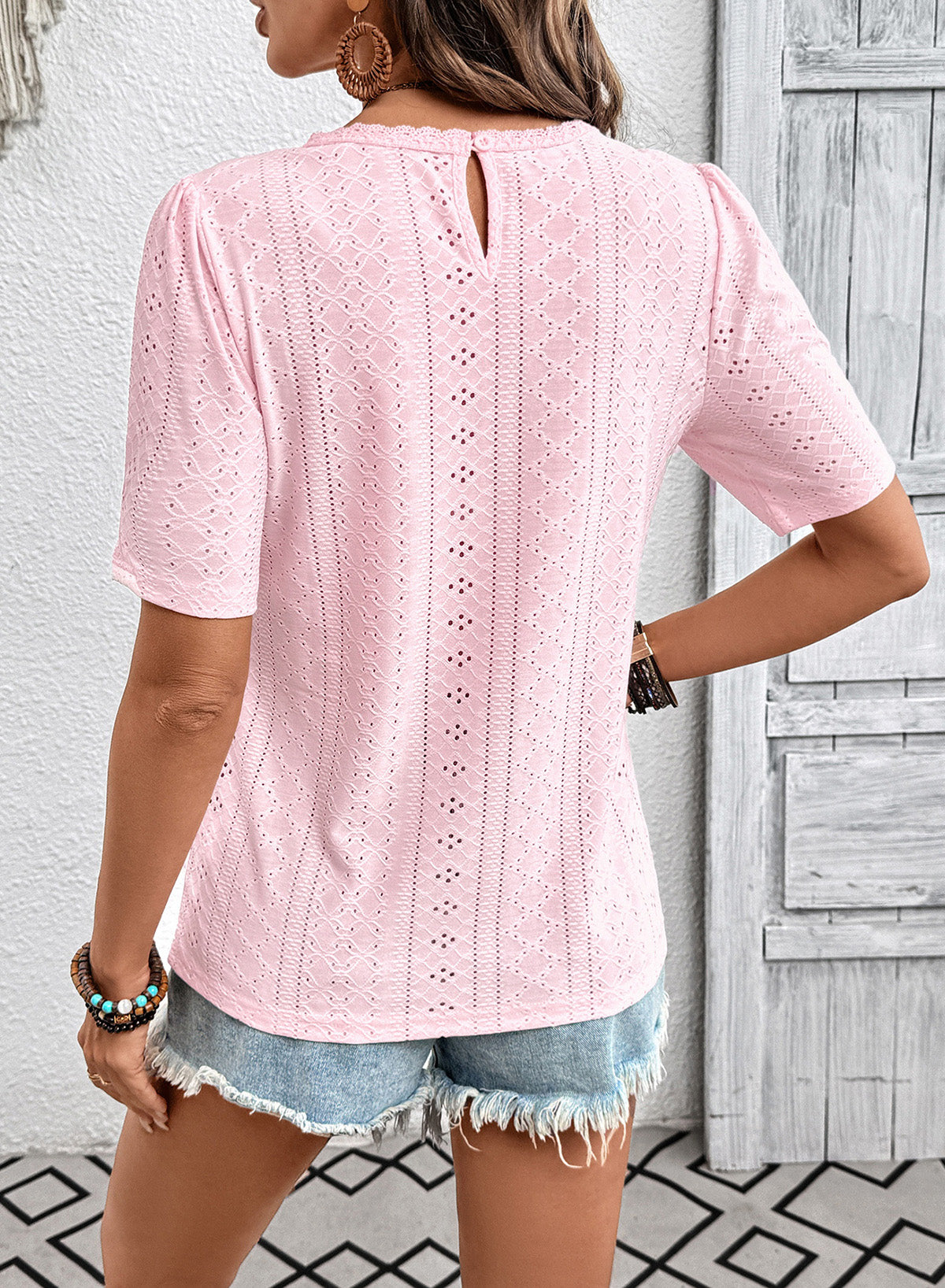 Camiseta de manga corta con cuello redondo y ojales decorativos