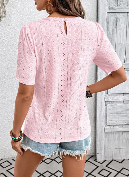 Camiseta de manga corta con cuello redondo y ojales decorativos