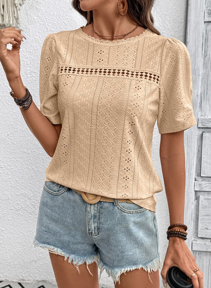 Camiseta de manga corta con cuello redondo y ojales decorativos