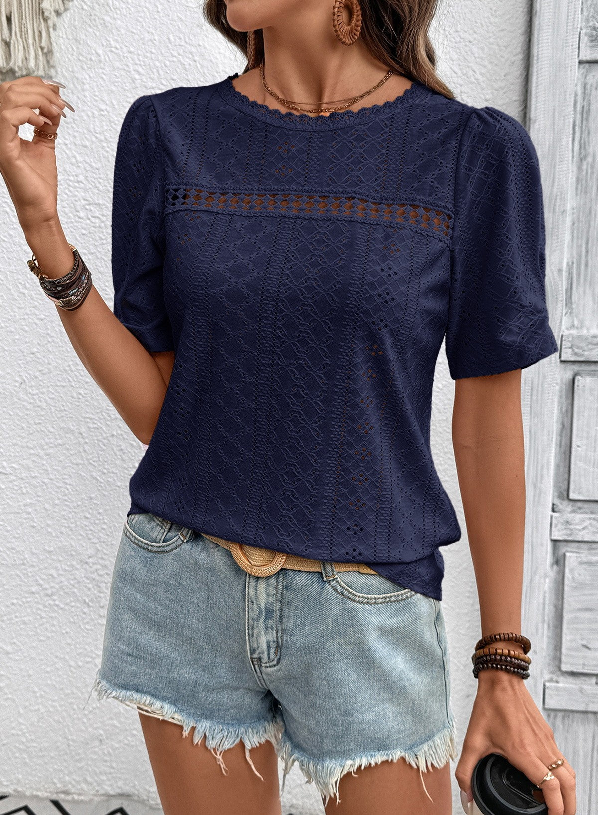 Camiseta de manga corta con cuello redondo y ojales decorativos