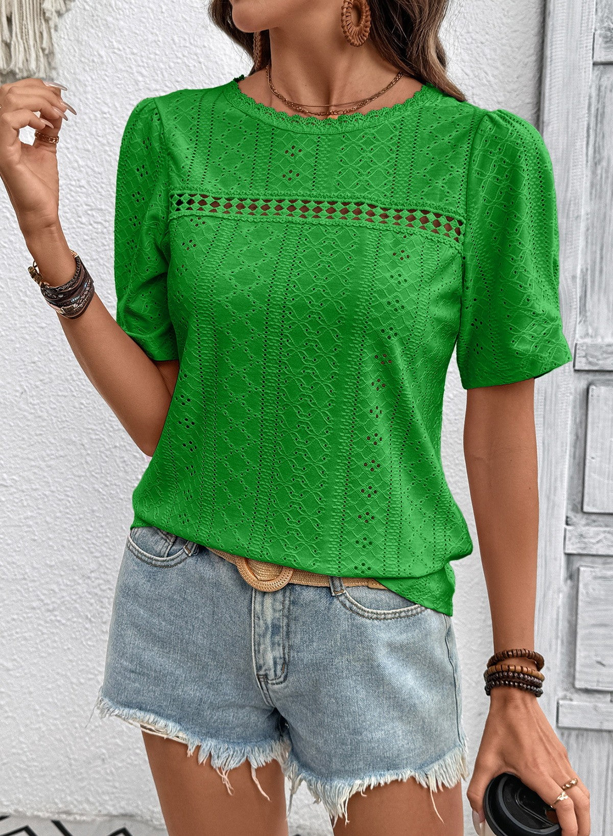 Camiseta de manga corta con cuello redondo y ojales decorativos