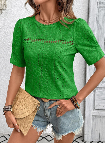 Camiseta de manga corta con cuello redondo y ojales decorativos