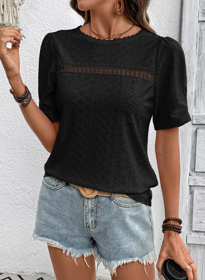 Camiseta de manga corta con cuello redondo y ojales decorativos