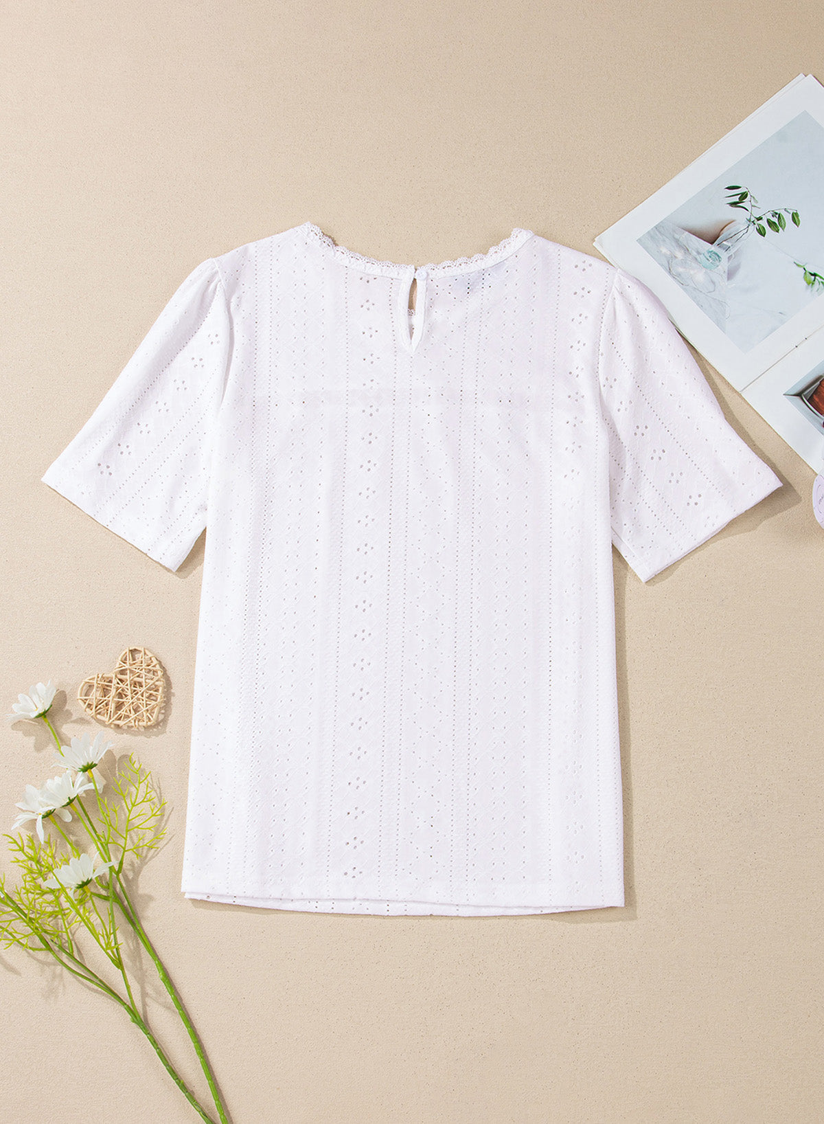 Camiseta de manga corta con cuello redondo y ojales decorativos