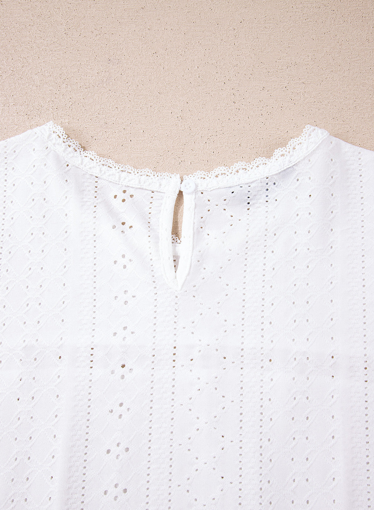 Camiseta de manga corta con cuello redondo y ojales decorativos
