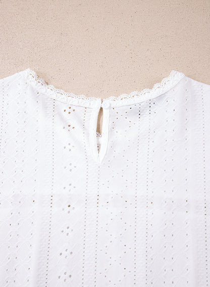 Camiseta de manga corta con cuello redondo y ojales decorativos