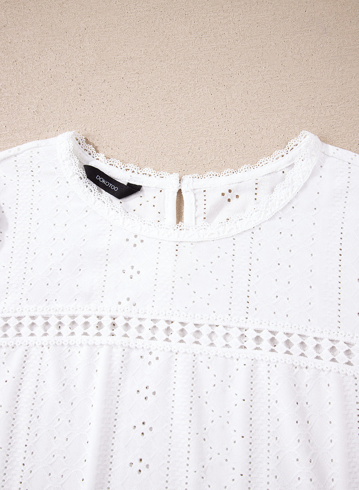 Camiseta de manga corta con cuello redondo y ojales decorativos