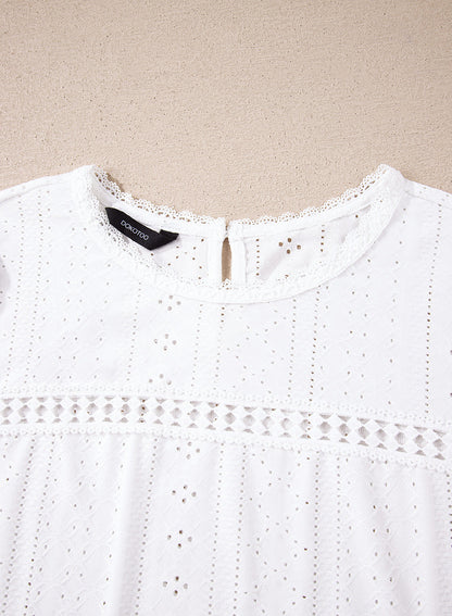 Camiseta de manga corta con cuello redondo y ojales decorativos
