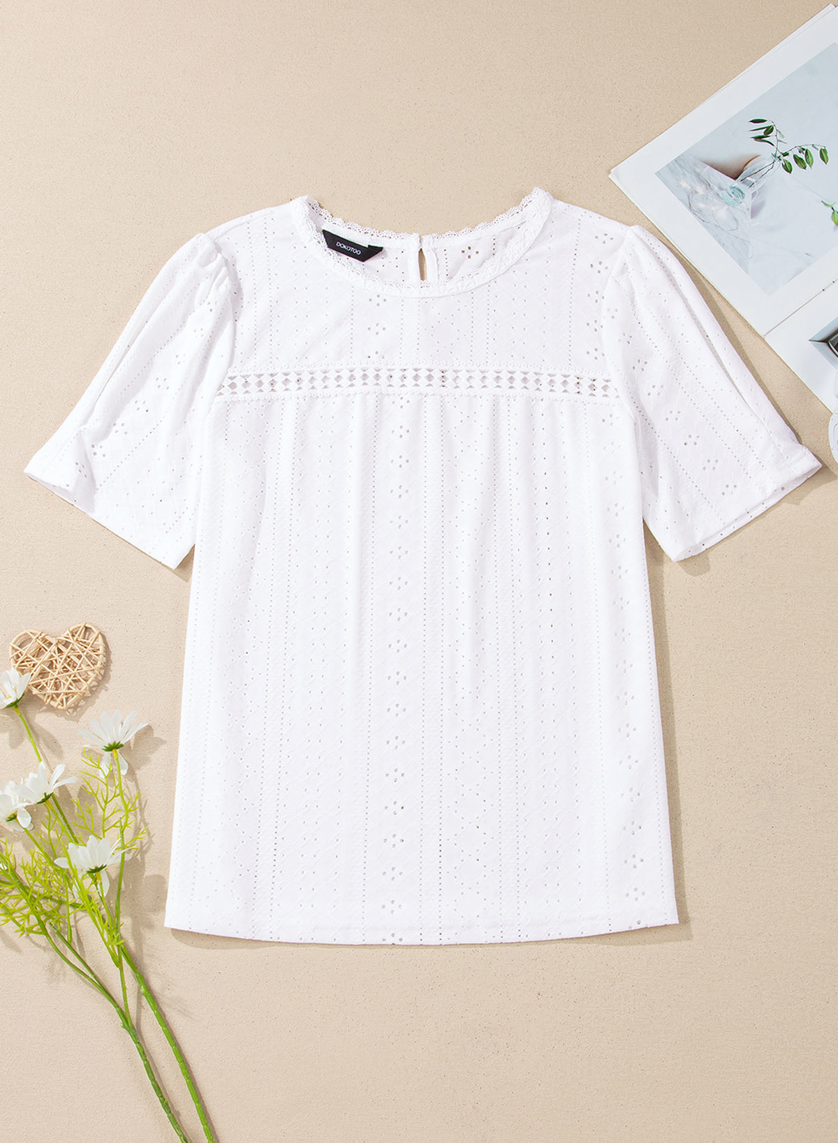 Camiseta de manga corta con cuello redondo y ojales decorativos