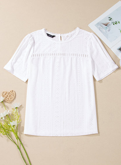 Camiseta de manga corta con cuello redondo y ojales decorativos