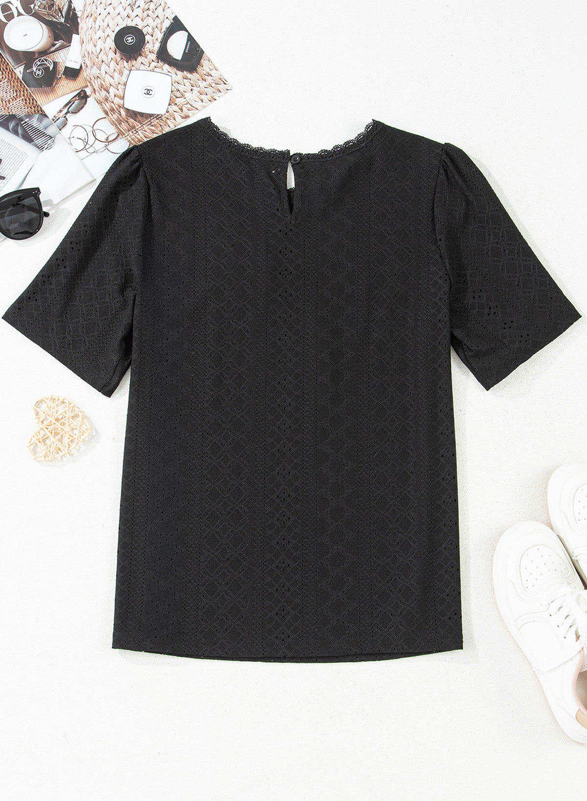 Camiseta de manga corta con cuello redondo y ojales decorativos
