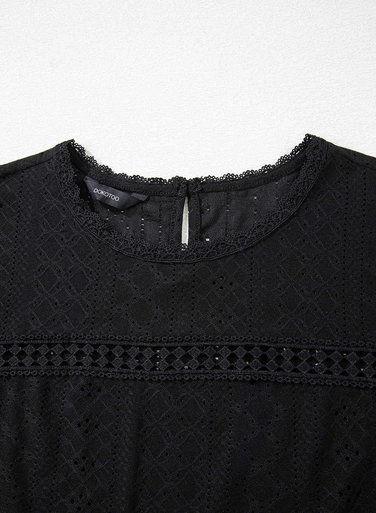 Camiseta de manga corta con cuello redondo y ojales decorativos
