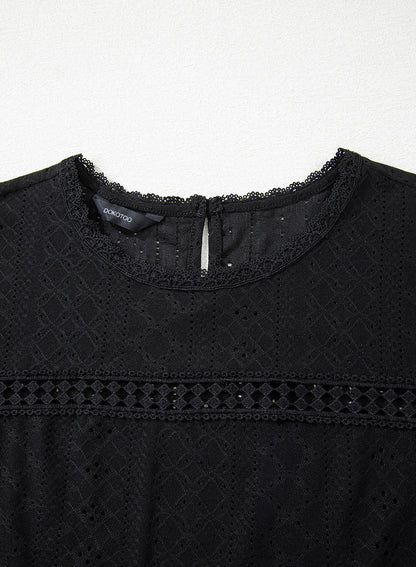 Camiseta de manga corta con cuello redondo y ojales decorativos