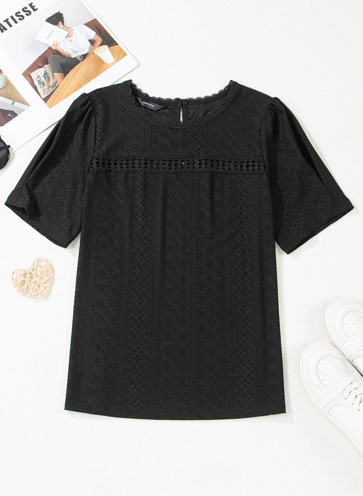 Camiseta de manga corta con cuello redondo y ojales decorativos