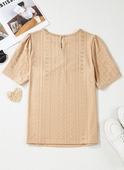 Camiseta de manga corta con cuello redondo y ojales decorativos