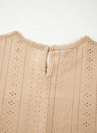 Camiseta de manga corta con cuello redondo y ojales decorativos