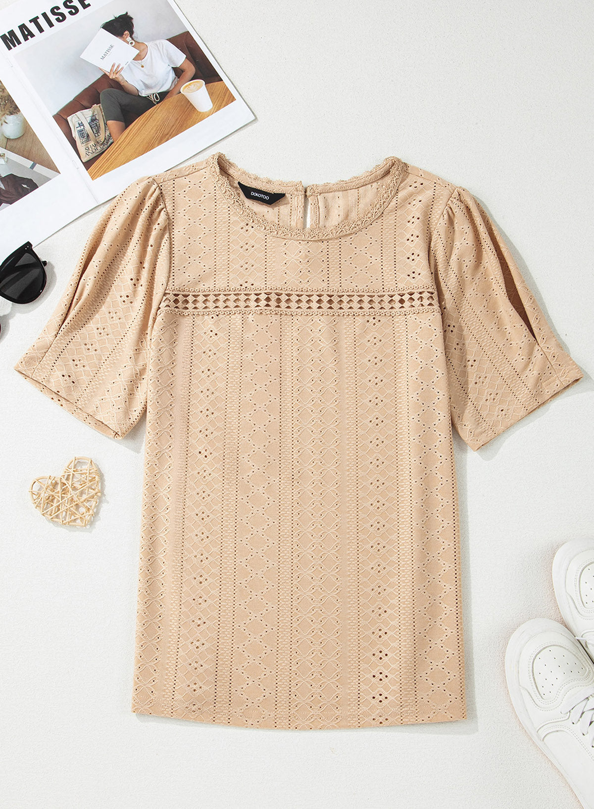 Camiseta de manga corta con cuello redondo y ojales decorativos