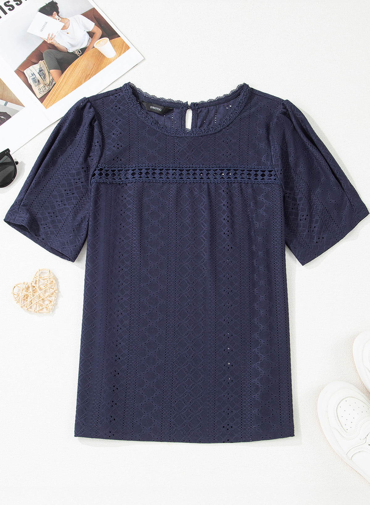 Camiseta de manga corta con cuello redondo y ojales decorativos