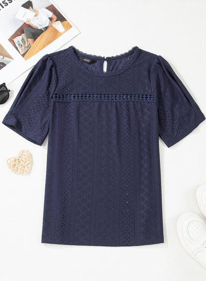 Camiseta de manga corta con cuello redondo y ojales decorativos