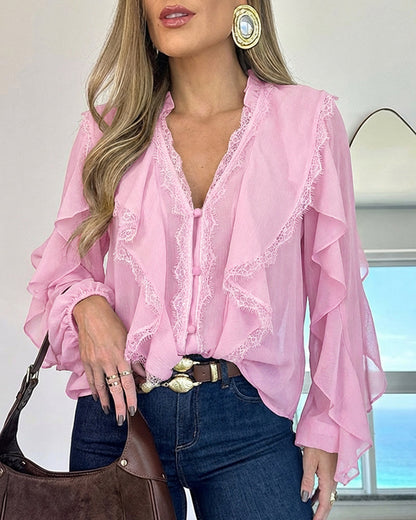 Blusa de escote en V de manga larga con botones frontales, encaje de pestaña, paneles patchwork y volantes, semi-transparente