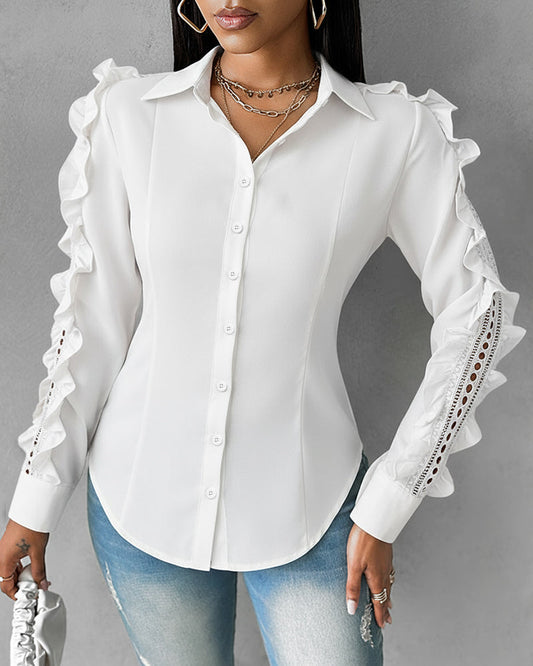 Blusa de manga larga con cuello doblado, volantes y diseño calado, botones frontales y dobladillo asimétrico