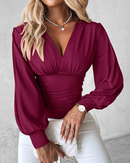 Blusa de escote en V profundo con mangas farol fruncidas, de estilo casual y ajuste entallado