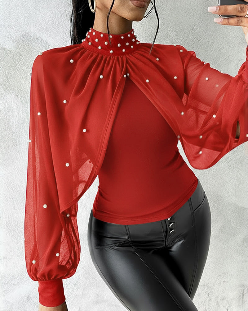 Top ajustado de chiffon con cuello alto, drapeado y manga capa; paneles entrelazados, fruncido y espalda con recorte; con perlas decorativas