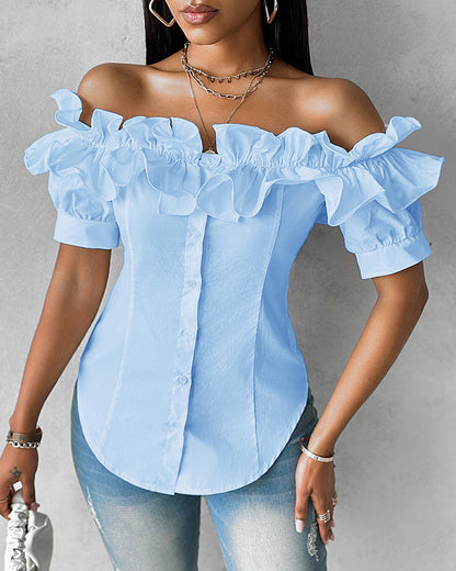 Blusa de hombros descubiertos con volantes, manga corta, botones al frente y dobladillo asimétrico