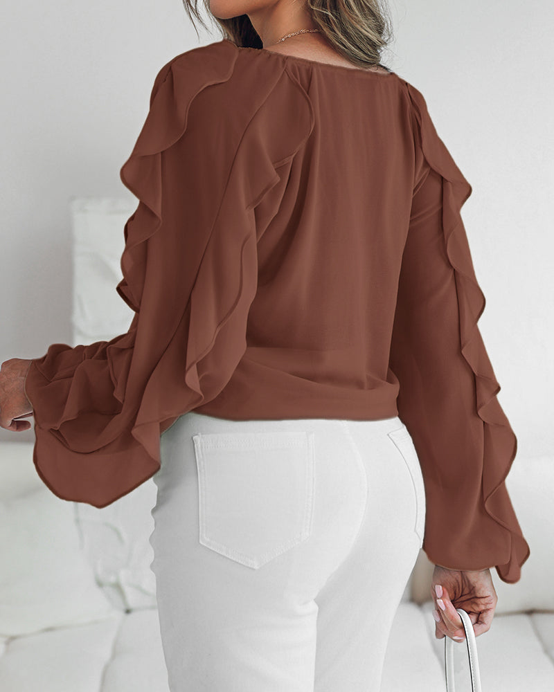 Blusa con escote en V y volantes en los hombros, diseño casual, con botones frontales, manga larga